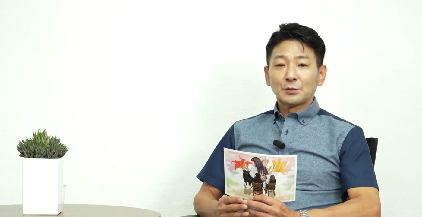 종교적 도상을 든 채 진행하는 콘텐츠 출연자